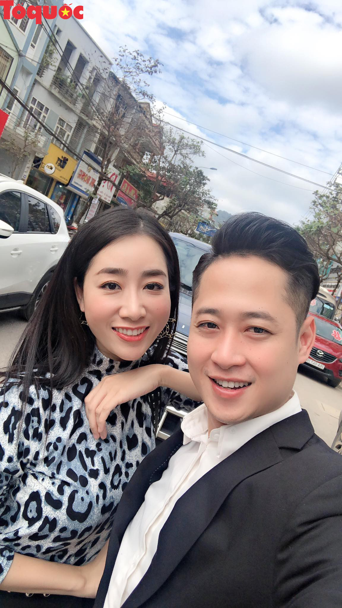 Diễn viên Mạnh Hưng góp mặt trong đám cưới với đội hình bê tráp