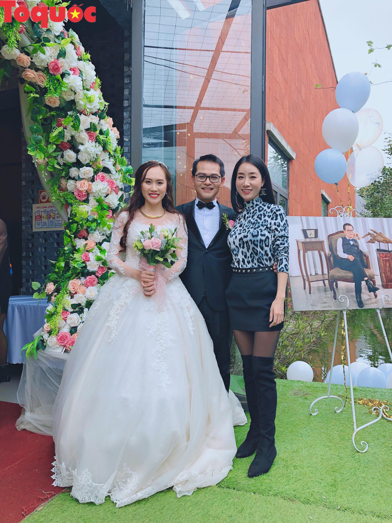 Trung Hiếu và vợ chụp ảnh bên cạnh diễn viên Thuỳ Anh