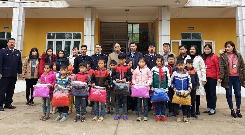 Tặng áo ấm cho học sinh nghèo Trường Tiểu học xã Quảng Đức.