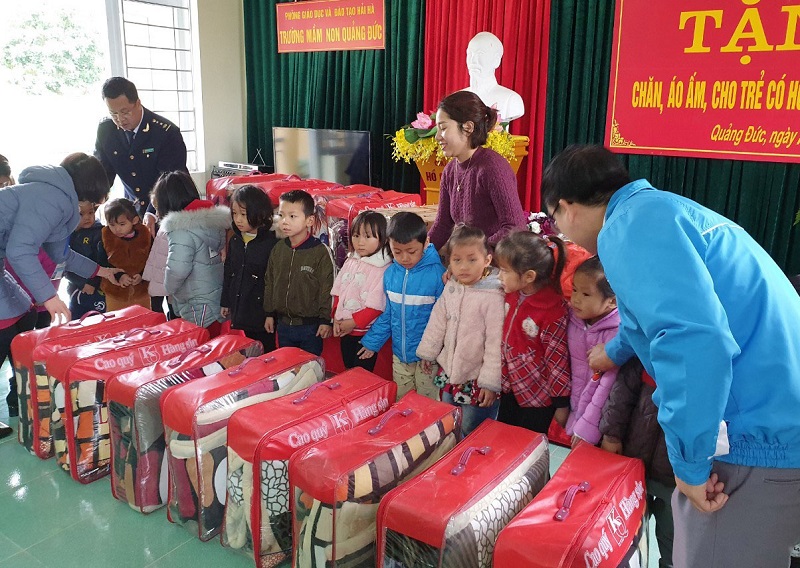 Tặng chăn ấm cho các cháu Trường Mầm non xã Quảng Đức.