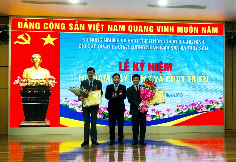 Đồng chí Nguyễn Hữu Giang, Giám đốc Sở NN&PTNT tặng bằng khen của UBND tỉnh và Bộ NN&PTNT cho các tập thể có thành tích xuất sắc trong 10 năm xây dựng và phát triển của Chi cục