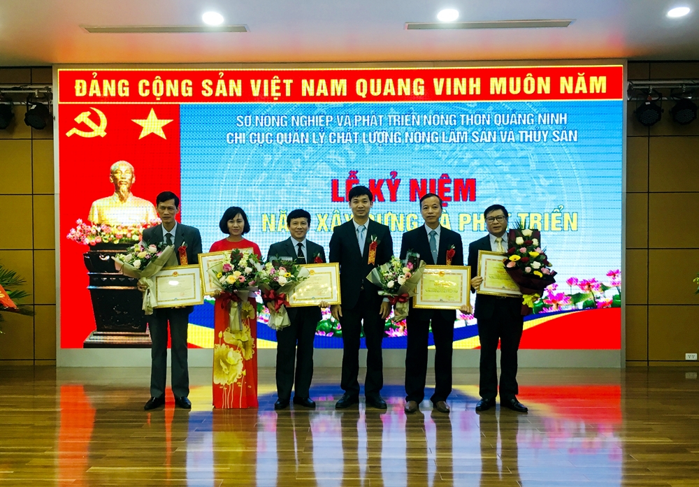 Đồng chí Nguyễn Hữu Giang, Giám đốc Sở NN&PTNT tặng bằng khen của UBND tỉnh và Bộ NN&PTNT cho các tập thể có thành tích xuất sắc trong 10 năm xây dựng và phát triển của Chi cục