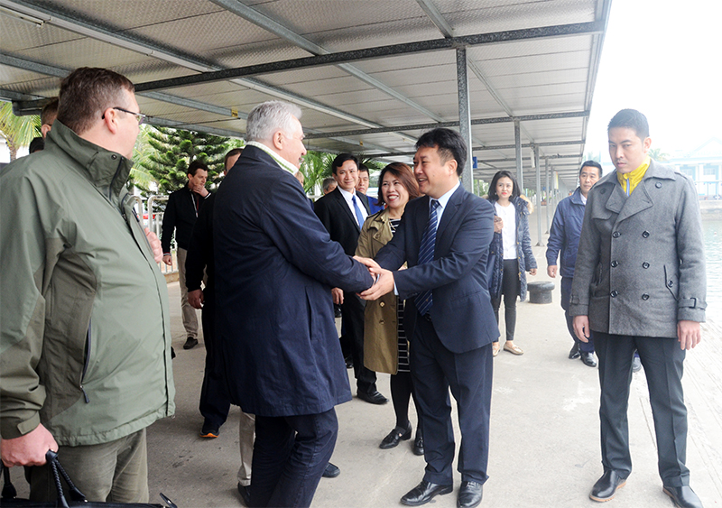 Đồng chí Nguyễn Đức Thành,Phó Chủ tịch HĐND tỉnh đón tiếp đoàn đại biểu Quốc hội Hungary.