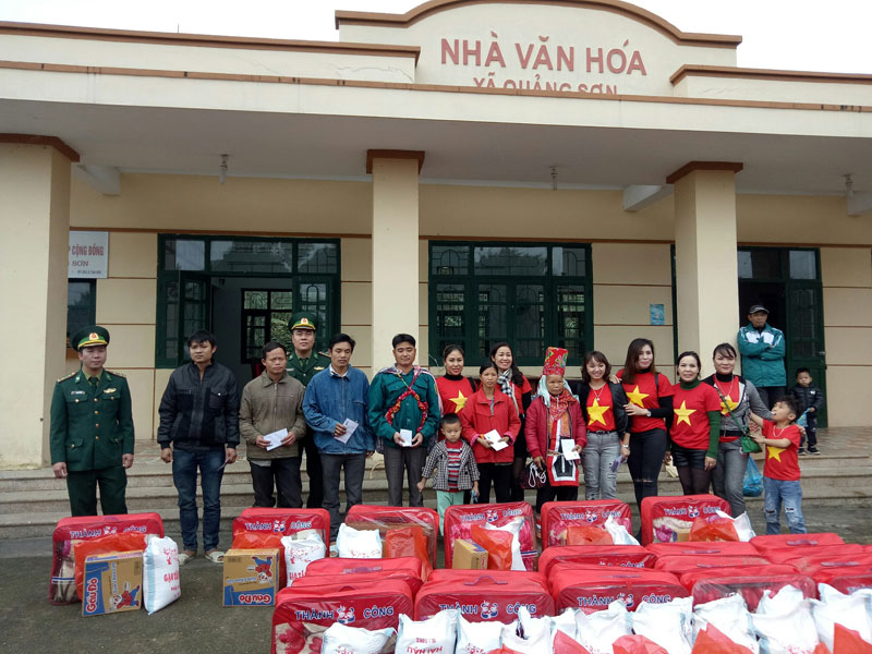 Cán bộ, chiến sỹ Đồn Biên phòng Quảng Đức và các nhà hảo tâm tặng quà tết cho các hộ nghèo xã Quảng Đức, Quảng Sơn (Hải Hà).