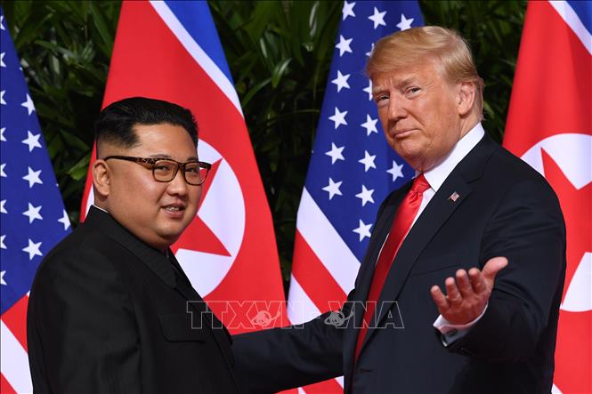 Tổng thống Mỹ Donald Trump (phải) và nhà lãnh đạo Triều Tiên Kim Jong-un (trái) trong cuộc gặp tại Singapore ngày 12/6/2018. Ảnh: AFP/TTXVN