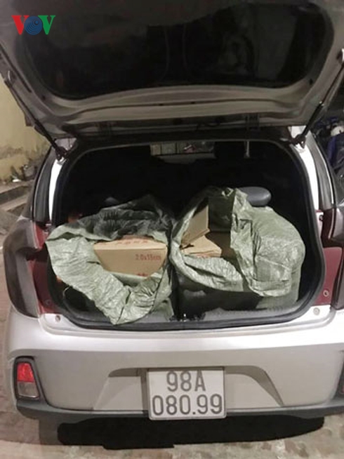 Chiếc xe chở theo 234kg pháo trái phép bị phát hiện, bắt giữ.