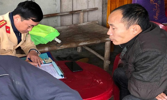 Tài xế Minh thừa nhận có sử dụng ma túy. Ảnh Duy Quang.