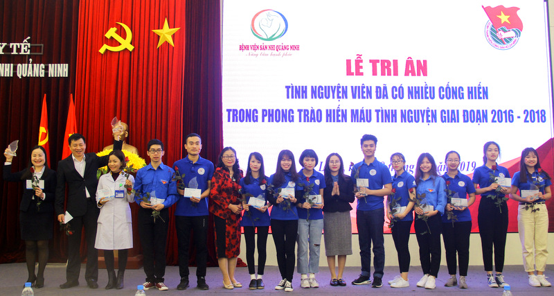 Ban tổ chức tặng kỉ niệm chương cho các tình nguyên viên có thành tích xuất sắc và nhiều cống hiến cho phong trào hiến máu tình nguyện giai đoạn 2016-2018