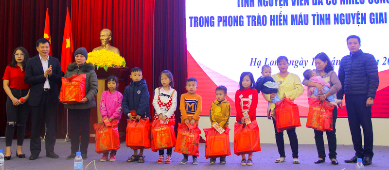 Tặng quà cho các bệnh nhi đang điều trị tại Bệnh viện sản nhi Quảng Ninh