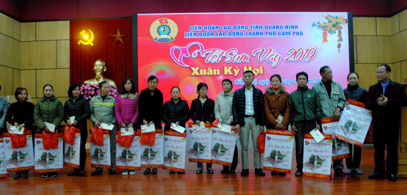Đại diện LĐLĐ tỉnh trao quà cho công nhân, viên chức, lao động có hoàn cảnh đặc biệt khó khăn.