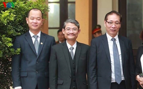 Luật sư Phạm Quang Hưng (ngoài cùng bên trái) cung cấp "bằng chứng mật" về một vụ đầu độc. HĐXX sau đó đã tiếp nhận bằng chứng và tuyên bố hoãn phiên tòa.
