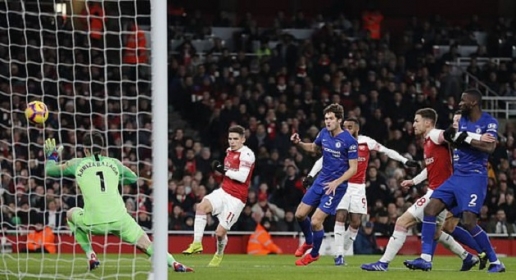  Lacazette đánh bại Kepa bằng cú sút ở góc hẹp.