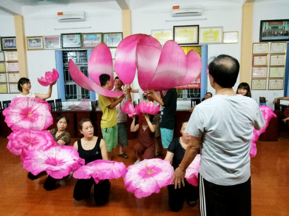 Buổi tập văn nghệ của người dân khu phố Hoàng Hoa Thám, phường Mạo Khê, TX Đông Triều.