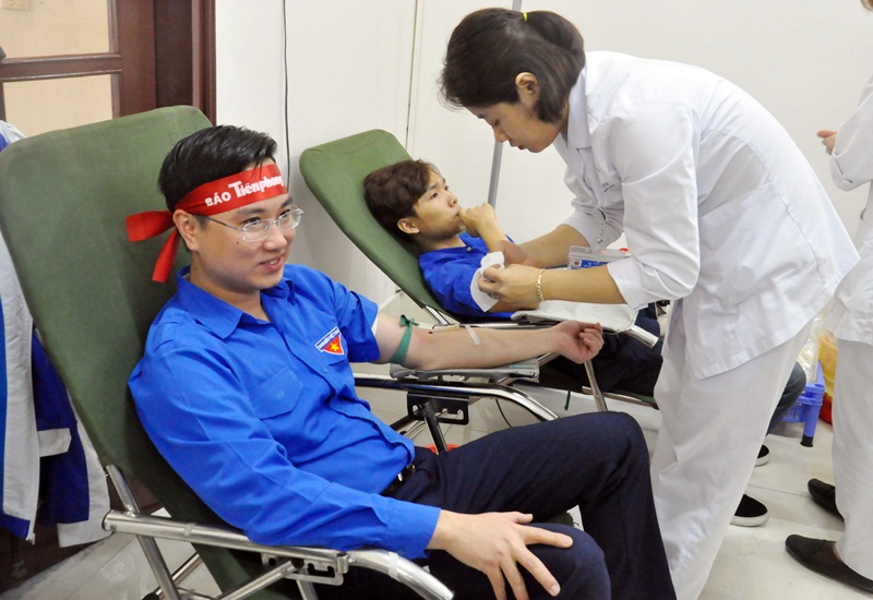 Đông đảo cán bộ đoàn viên thanh niên tình nguyện tham gia hiến máu.