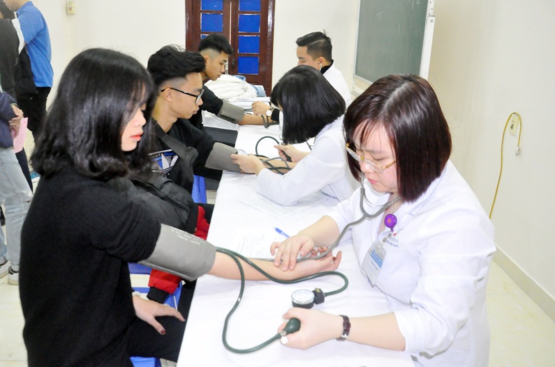 Cán bộ y bác sĩ kiểm tra sức khỏe của các đoàn vien thanh niên trước khi hiến máu.
