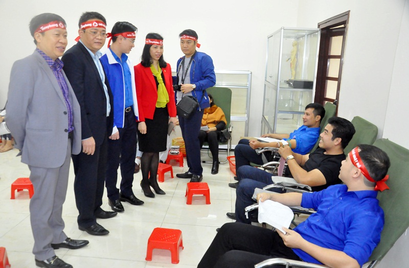 Các thành viên Ban Tổ chức ngày hội thăm hỏi, động viên các đoàn viên thanh niên tham gia hiến máu.
