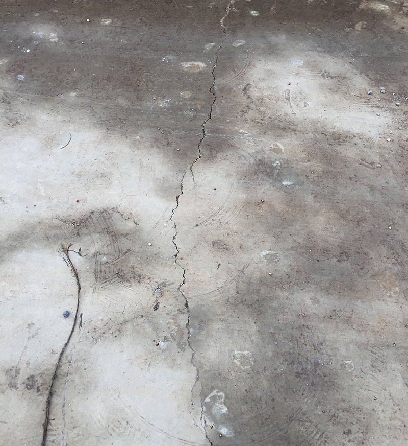 Tuyến đường xuất hiện một số vết nứt ngang 