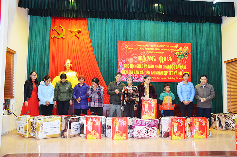 Lãnh đạo Ban quản lý dự án công trình Sở Nông nghiệp và Phát triển nông thông tặng quà Tết cho hộ nghèo của xã Tiền An