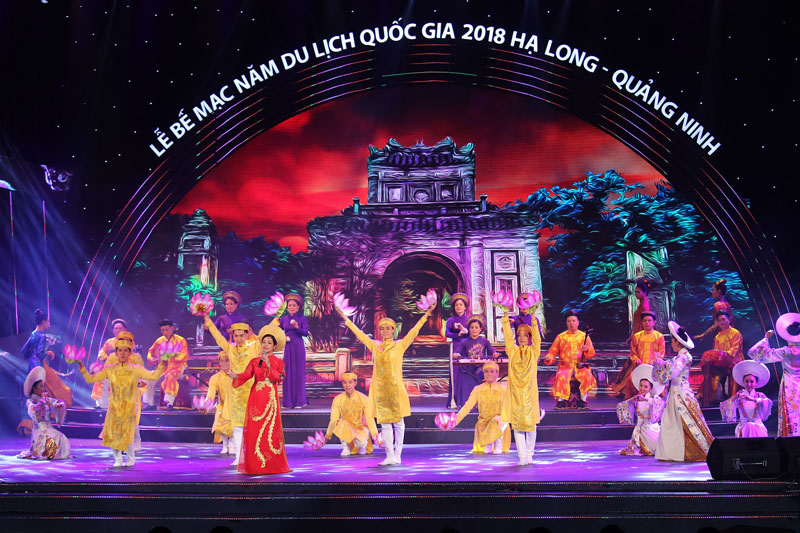 Một tiết mục biểu diễn trong chương trình nghệ thuật Bế mạc Năm Du lịch quốc gia 2018