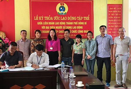 LĐLĐ TP Uông Bí tổ chức lễ ký kết TƯLĐTT cho các doanh nghiệp chưa có CĐCS. Ảnh: Thanh Hằng