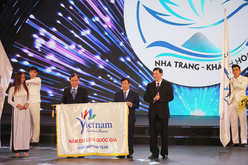 Đại diện lãnh đạo tỉnh Khánh Hòa nhận cờ đăng cai Năm Du lịch quốc gia 2019