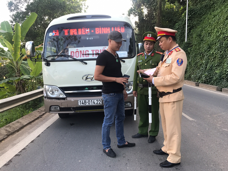 Cảnh sát giao thông- trật tự cơ động, Công an huyện Bình Liêu kiểm tra hành chính phương tiện lưu thông qua địa bàn. Ảnh: conganquangninh.vn