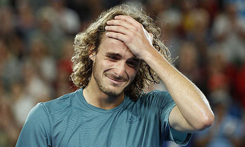 Tsitsipas xúc động khi tạo ra địa chấn tại Melbourne. Ảnh: AP.