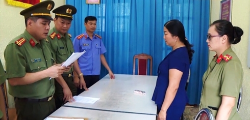Công bố Quyết định khởi tố bị can với Cầm Thị Bun Sọn (Ảnh: Công an Sơn La cung cấp).