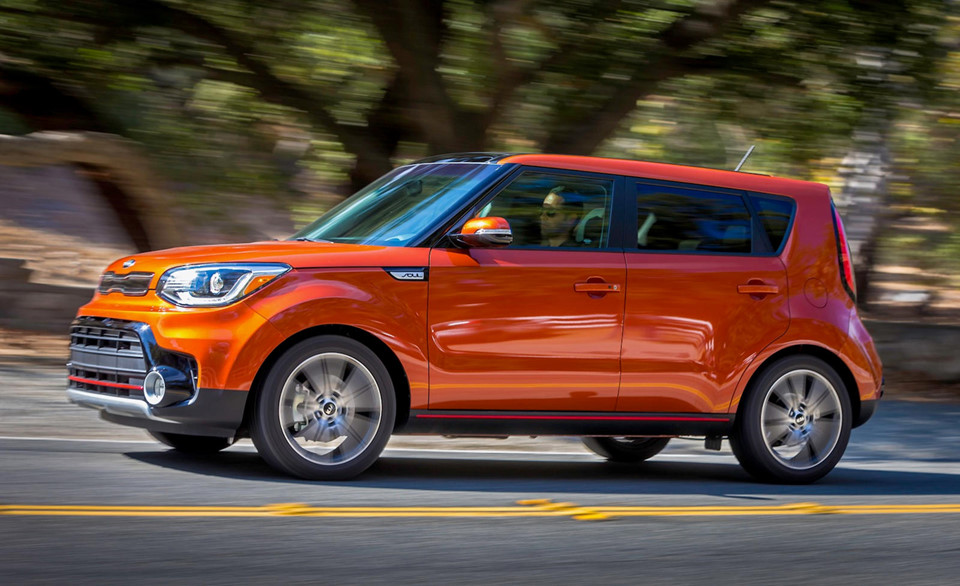 Kia Soul (16.490): Soul một trong số ít các mẫu SUV giá chưa tới 17.000 USD trên thị trường hiện nay. Với các trang bị như radio vệ tinh AM/FM/MP3/SiriusXM, dàn âm thanh 6 loa, kết nối Bluetooth cùng sức mạnh 130 mã lực từ động cơ 1.6L, Soul hoàn toàn khiến khách hàng hài lòng với chất lượng hoạt động bền bỉ của nó trong tầm giá hợp lý.