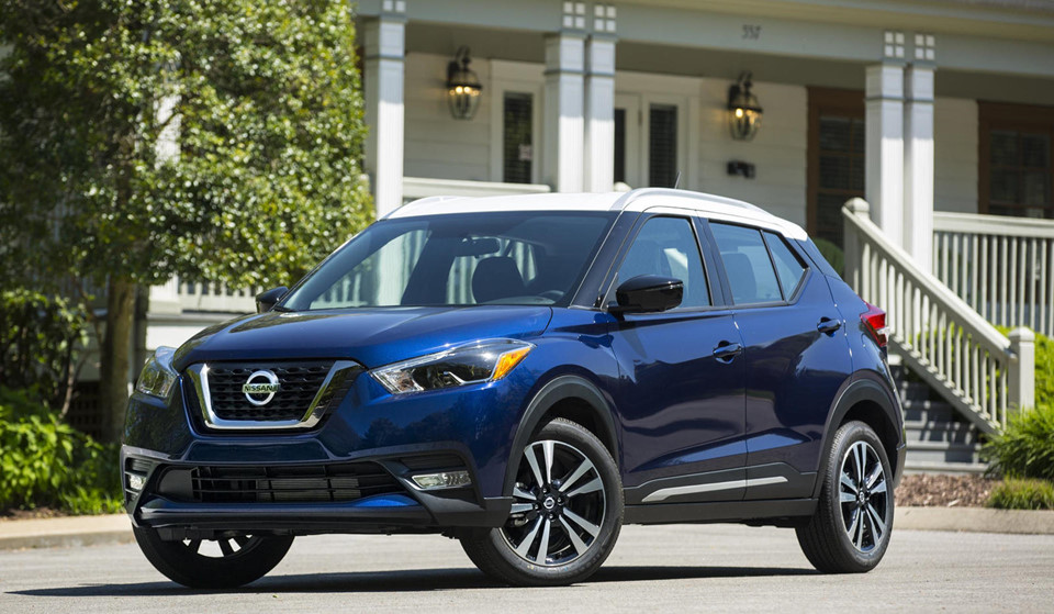 Nissan Kicks S (18.540 USD): Là mẫu xe thay thế cho chiếc Juke đã bị khai tử, Kicks sở hữu kiểu dáng năng động và khỏe khoắn hơn so với người tiền nhiệm. Động cơ 4 xi-lanh 1.6L với công suất 125 mã lực cho mức tiêu thụ nhiên liệu đáng ngưỡng mộ: 6,5 lít/100 km trên đường cao tốc và 7,1 lít/100 km với chu trình hỗn hợp. Bên trong, Kicks tiếp tục ghi điểm với không gian nội thất rộng rãi cùng nhiều tính năng trang bị.
