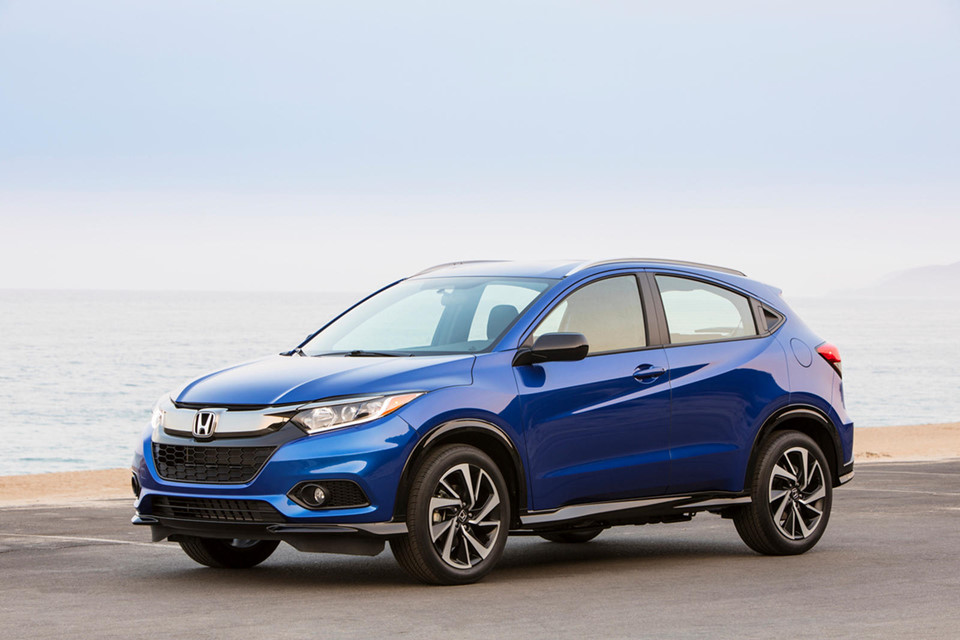 Honda HR-V LX (20.520 USD): So với các đối thủ trong cùng tầm giá, HR-V LX được đánh giá cao về tiện nghi với các trang bị như đèn pha full LED, dàn âm thanh 4 loa kết nối Bluetooth, màn hình cảm ứng 7 inch, chế độ lái tiết kiệm ECO và hàng ghế sau có thể gập 60/40 để gia tăng không gian chứa đồ. Động cơ của xe là loại 4 xi-lanh 1.8L cho công suất 141 mã lực.