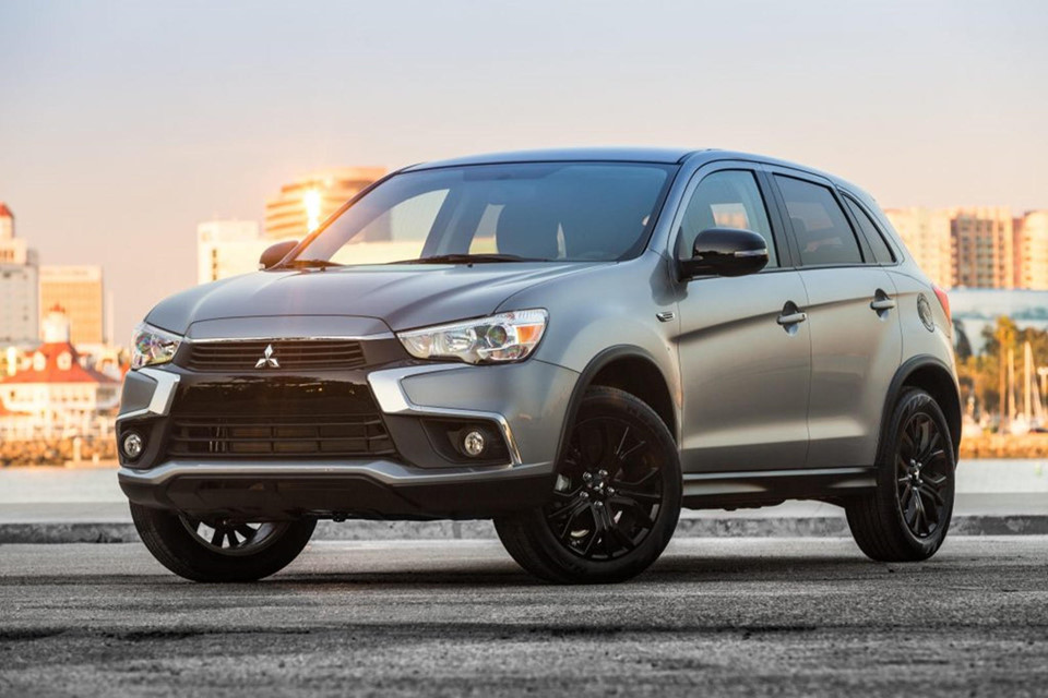 Mitsubishi Outlander Sport SE (20.945 USD): Outlander Sport có khoang nội thất sang trọng với hàng loạt trang bị như 4 loa âm thanh nổi kết nối Bluetooth, camera lùi, hệ thống kiểm soát hành trình và hệ thống tự động điều hòa khí hậu. Sức mạnh của xe đến từ động cơ 4 xi-lanh 2.0L, cho công suất 148 mã lực.