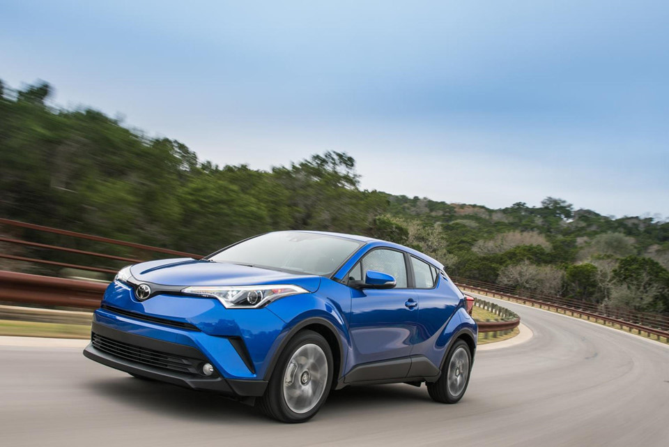 Toyota C-HR LE (20,995 USD): Là bản tiêu chuẩn nhưng C-HR LE không bị cắt giảm các tính năng an toàn. Chiếc xe vẫn sở hữu gói Toyota Safety Sense P bao gồm hệ thống phanh khẩn cấp tự động, cảnh báo chệch làn đường, đèn pha chiếu sáng tự động và điều khiển hành trình thích ứng. C-HR LE dùng động cơ 4 xi-lanh 2.0L cho công suất 144 mã lực.