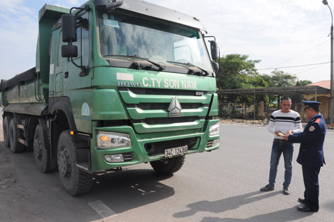 TTGT Đội 1 kiểm tra hành chính phương tiện lưu thông trên địa bàn TX Đông Triều