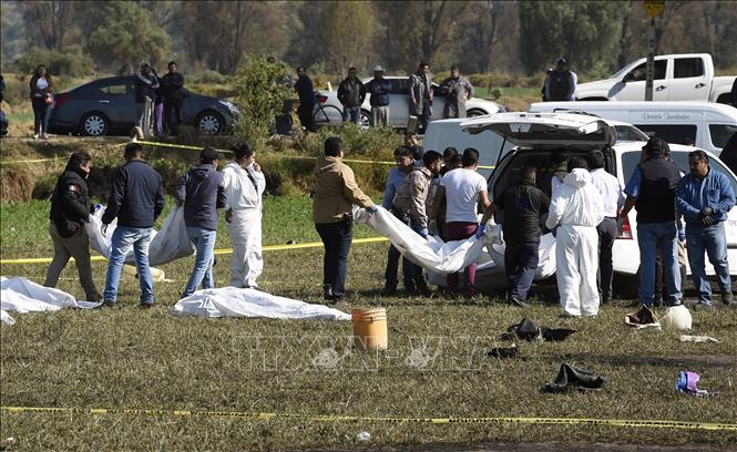 Chuyển thi thể nạn nhân trong vụ nổ đường ống dẫn nhiên liệu ở Hidalgo, Mexico ngày 20/1. Ảnh: AFP/TTXVN