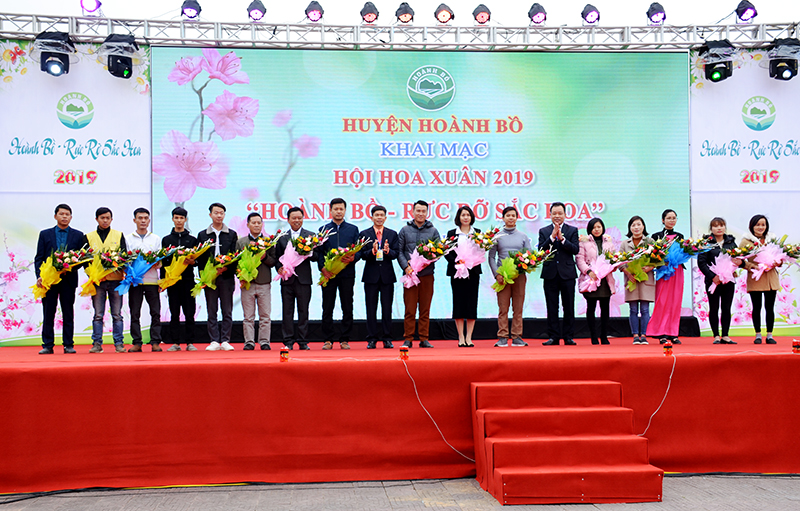 Ban Tổ chức tặng hoa chúc mừng các đơn vị có gian hàng tham gia trưng bày tại Hội hoa xuân Hoành Bồ 2019.