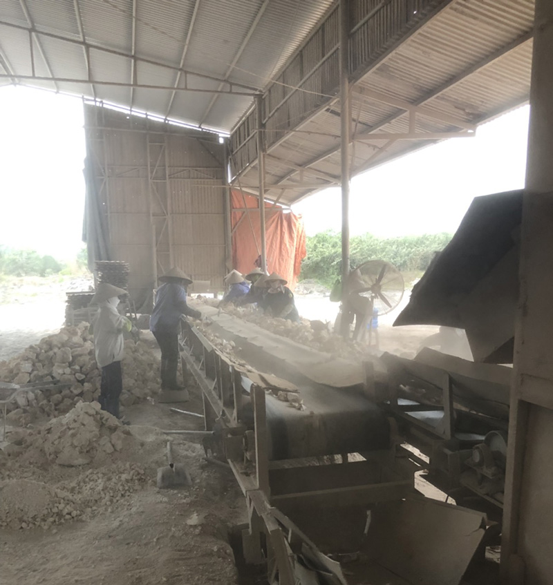Không khí tại khu vực lò nung vôi thủ công khá ngột ngạt, bụi bặm. (Ảnh chụp tại lò vôi thủ công của hộ ông Nguyễn Xuân Chính, thôn Lâm Xá, xã Hồng Thái Tây, TX Đông Triều)