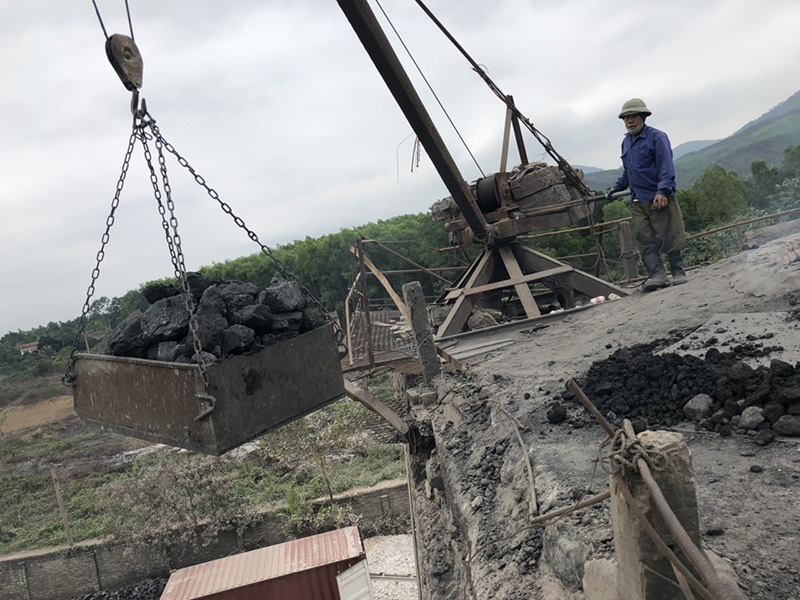 Hầu hết các lò nung vôi thủ công hoạt động không có giấy phép, trang bị bảo hộ lao động hạn chế, tiềm ẩn nhiều nguy cơ mất an toàn cho người lao động. (Ảnh chụp tại lò vôi thủ công của hộ ông Vũ Văn Khởi, xã Hồng Thái Đông, TX Đông Triều)