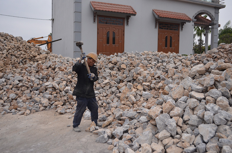 Quai búa, đập đá không có vật dụng bảo hộ. (Ảnh chụp tại lò vôi thủ công của hộ ông Vũ Văn Khởi, xã Hồng Thái Đông, TX Đông Triều)