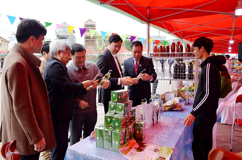 Đại biểu tham quan các gian hàng trưng bày, bán sản phẩm OCOP của các HTX trên địa bàn huyện.