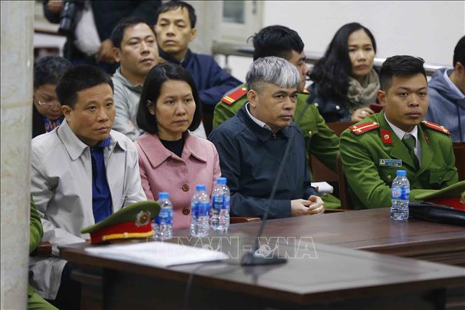 Những người có trách nhiệm liên quan được triệu tập đến tòa gồm: Hà Văn Thắm, nguyên Chủ tịch HĐQT Ngân hàng Đại Dương - Oceanbank; Nguyễn Minh Thu, nguyên Chủ tịch HĐQT Ngân hàng Đại Dương - OceanBank và Nguyễn Xuân Sơn, nguyên Tổng giám đốc Ngân hàng Đại Dương - Oceanbank tại phiên tòa. Ảnh: Doãn Tấn/TTXVN