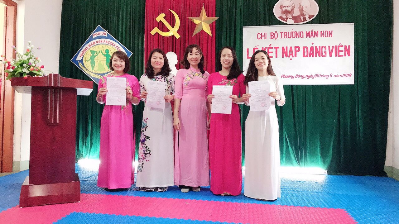 Chi bộ trường Mầm non Phương Đông, phường Phương Đông kết nạp đảng viên mới