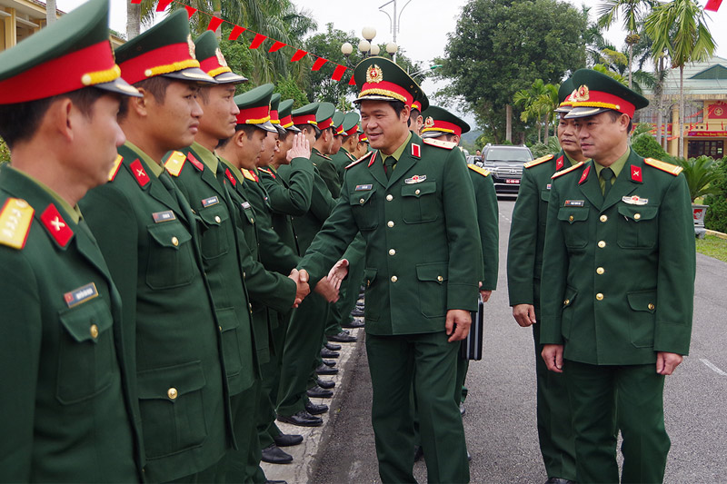 Trung tướng Vũ Hải Sản, Uỷ viên Trung ương Đảng, Tư lệnh Quân khu thăm, chúc Tết và kiểm tra công tác trực sẵn sàng chiến đấu tại Trung đoàn 43 (Sư đoàn 395).