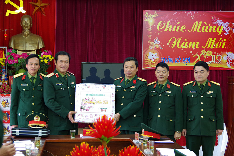 Trung tướng Vũ Hải Sản, Uỷ viên Trung ương Đảng, Tư lệnh Quân khu thăm, tặng quà Ban CHQS huyện Tiên Yên.