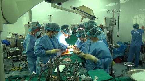 Thực hiện ca ghép phổi đầu tiên từ người cho chết não tại Việt Nam.