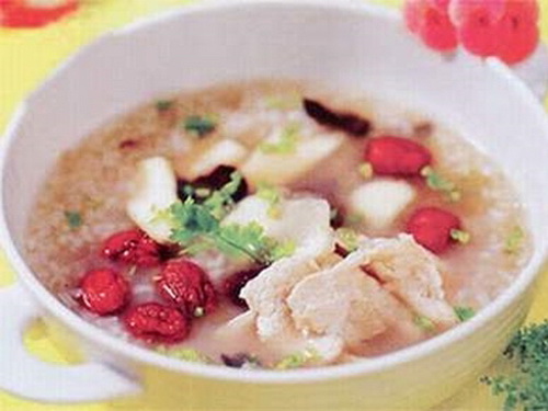 Người bệnh sởi nên ăn cháo hồng táo củ mài 4-5 ngày liền trong giai đoạn sởi bay.