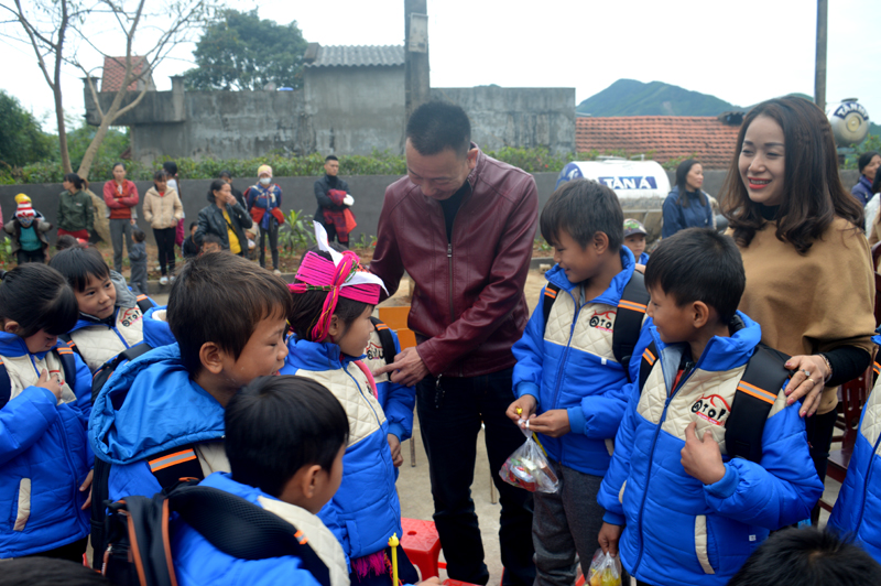 Anh Phạm Anh Tuấn, Phó Chủ tịch Chi hội Oto fun Quảng Ninh tặng áo ấm cho trẻ em thôn Khe Tâm,xã Nam Sơn, huyện Ba Chẽ.