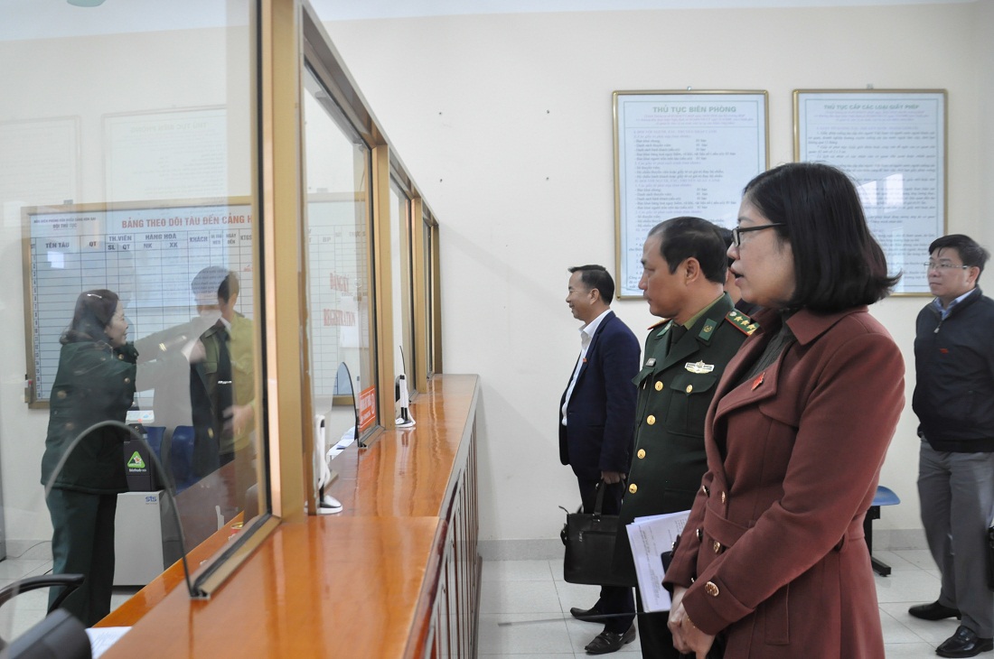Ban Pháp chế HĐND tỉnh khảo sát tại Đội Thủ tục, Đồn BPCK cảng Hòn Gai.