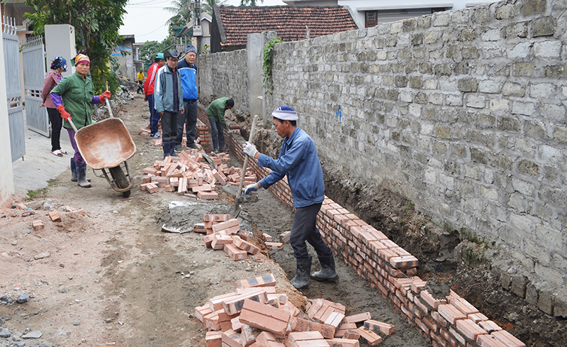 Người dân khu Lạc Thanh tham gia đóng góp ngày công lao động, giám sát công trình làm đường liên tổ trên địa bàn