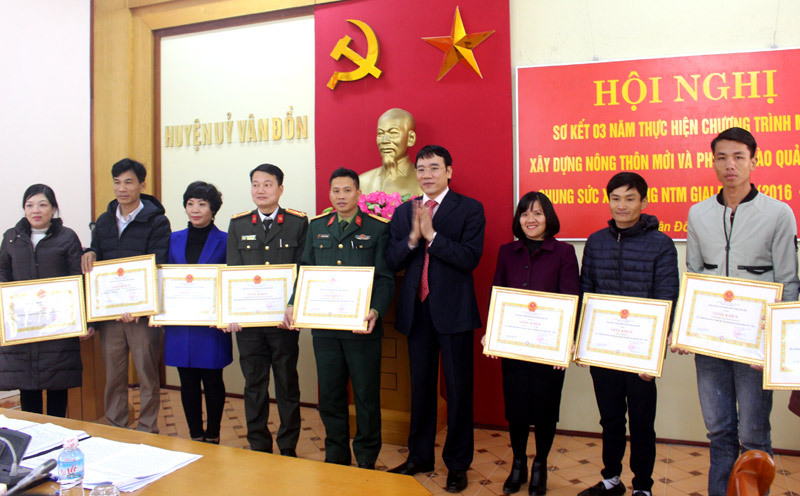 UBND huyện khen thưởng các tập thể, cá nhân có thành tích xuất sắc thực hiện phong trào MTQG xây dựng NTM và giảm nghèo.